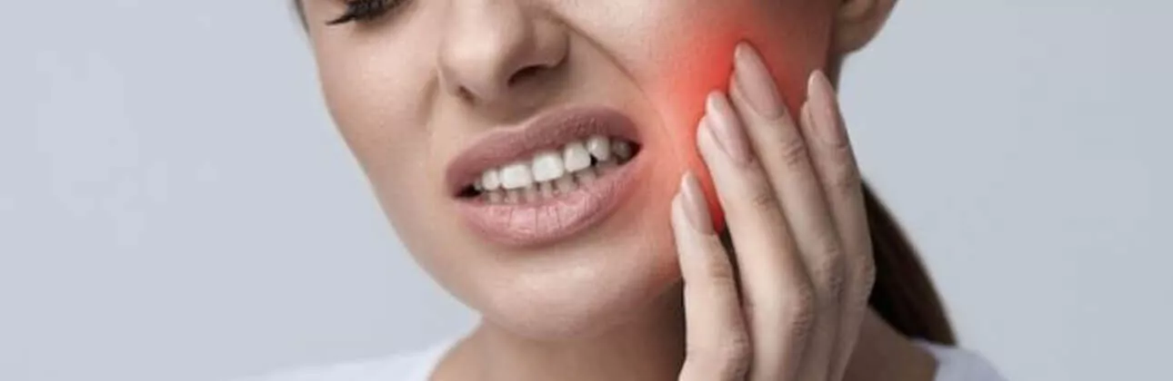 Odontoiatra che visita una paziente con mal di denti presso la clinica CityDent a Istanbul