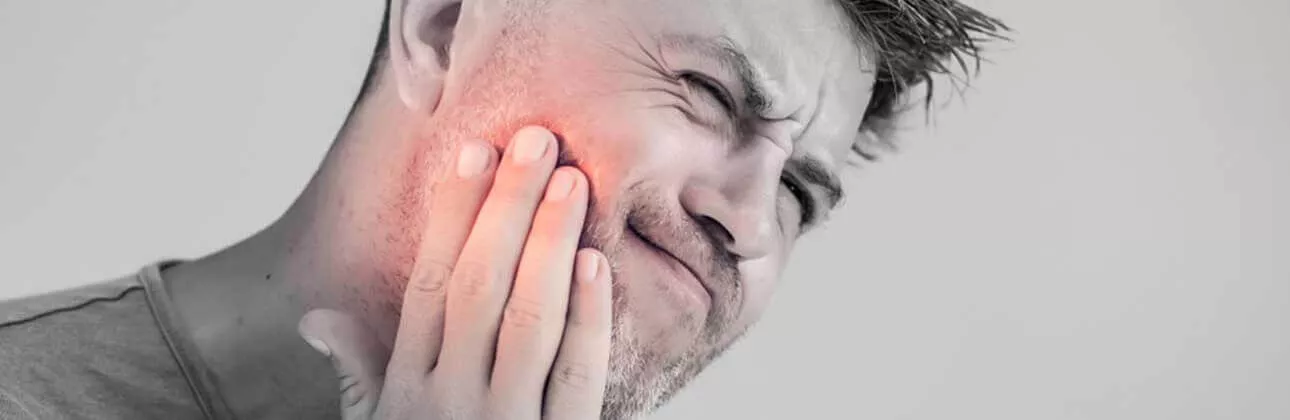 Valutazione parodontale delle gengive presso la clinica dentale CityDent a Istanbul