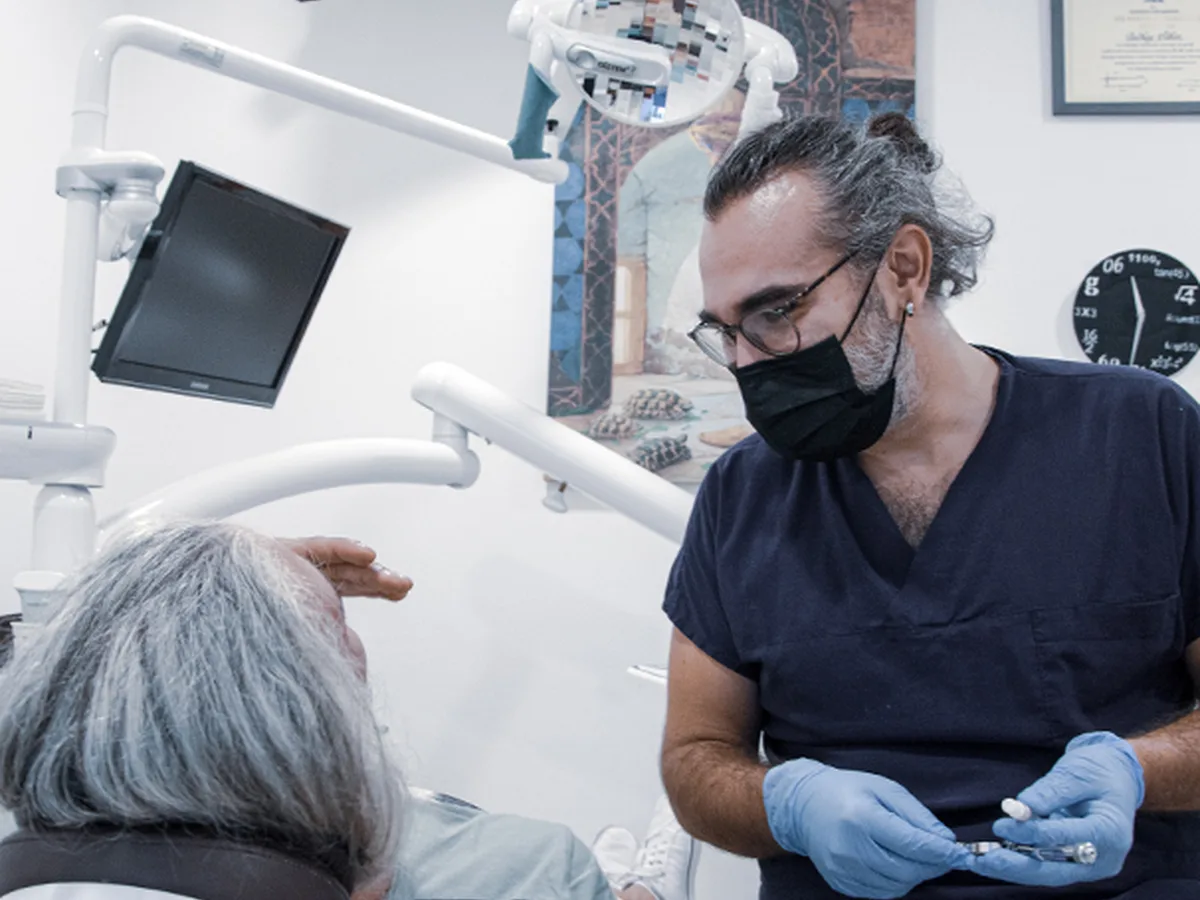 Healthy dental implant with well-maintained surrounding gum tissue